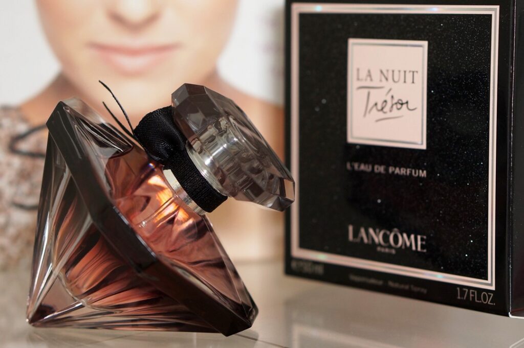 Viên kim cương đen LANCOME TRESOR LA NUIT tổng hòa tất cả những điểm mạnh của dòng LANCOME TRESOR 