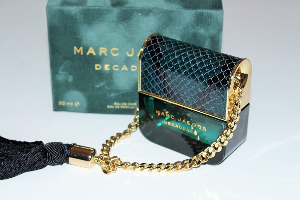 màu xanh lục, màu đen , màu vàng - toàn bộ mùi hương của MARC JACOBS DECADENCE đều toát lên sự sang trọng quyến rũ 