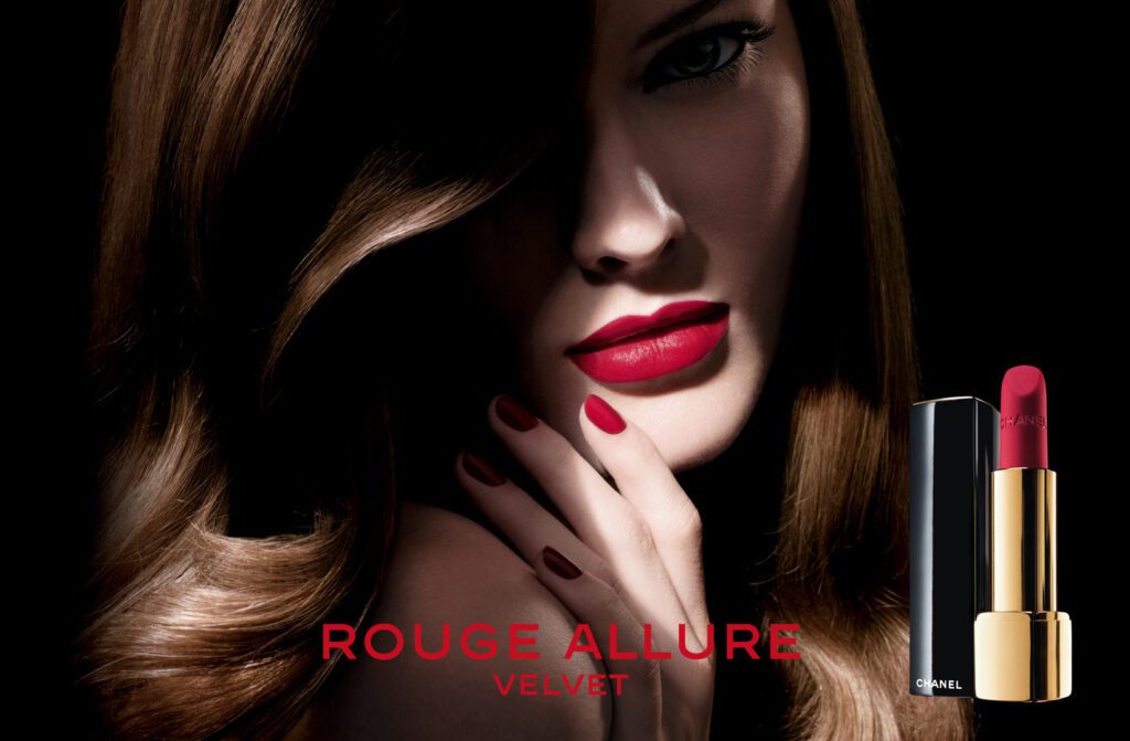 tuy thiết kế vẫn giống với ROUGE ALLURE nhưng ROUGE ALLURE VELVET lại được cải tiến về độ lì cũng như độ bám và che phủ của son trên môi 