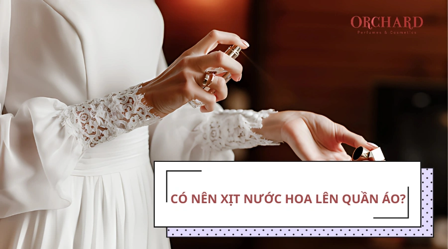 Xịt nước hoa lên quần áo